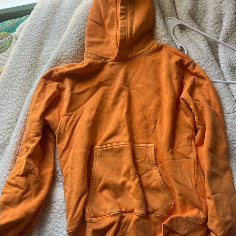 ARITZIA M ORANGE SWEATSHIRT